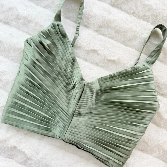 🔥PRICE DROP🔥Abercrombie & Fitch Sage Green Pleated Crop Top Size S - Picture 3 of 6